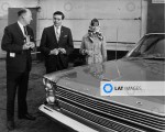 Jim po boku své přítelkyně Sally získal zbrusu nový Ford Galaxie poté, co vyhrál Indy 500 v roce 1965.jpg