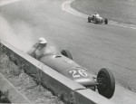 Indy 1952 Bill Vukovich vedl asi 144 kol, ve 191 kole se otřel o zeď a tak vyhrál  Troy Ruttman.jpg